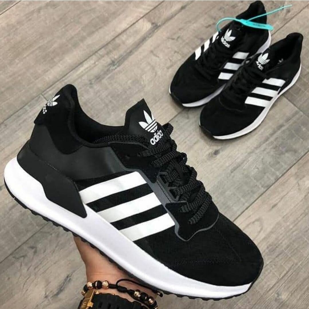 Baskets Adidas noires et blanches
