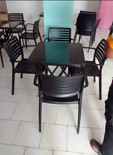 Table vitrée et 4 chaises