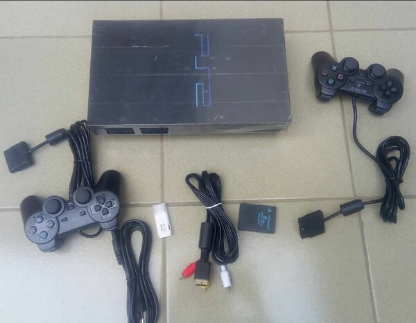 PS2 craqué avec 20 jeux et 2 manettes