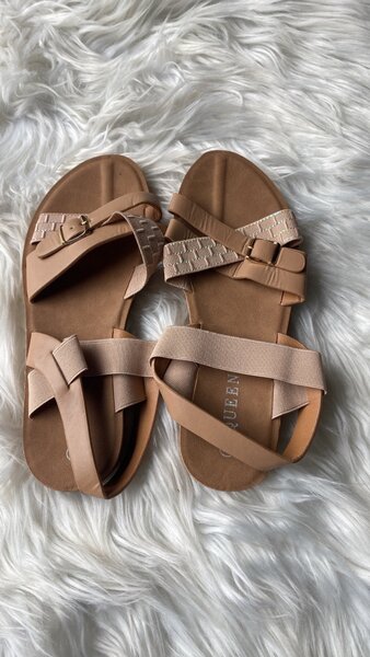 Sandales élégantes beiges