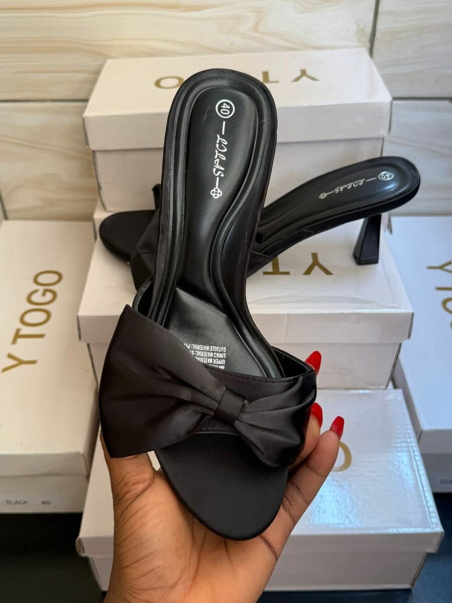 Sandales à talons avec nœud