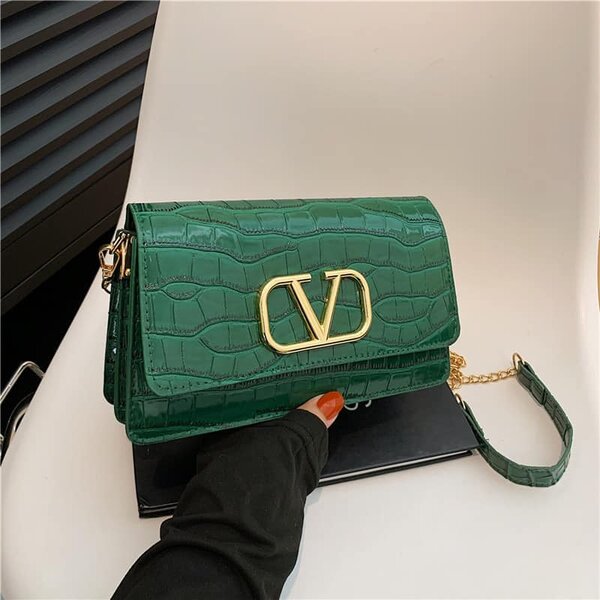 Stylish and fashionable women's bag green