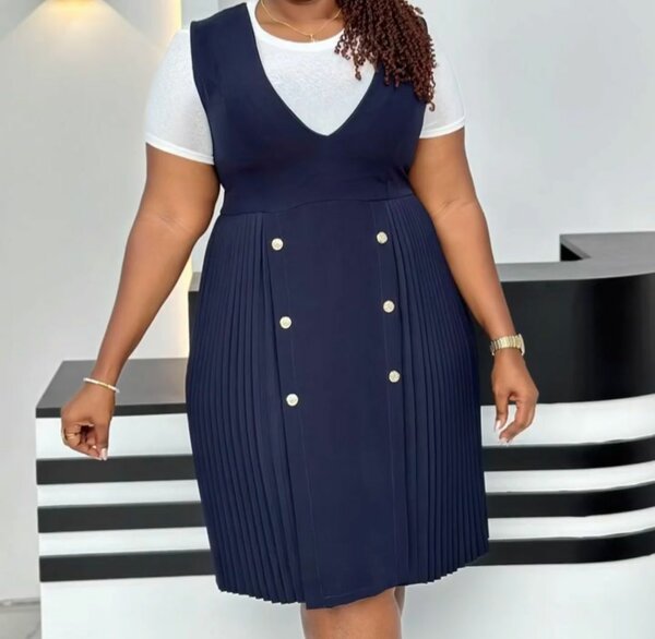 Robe bleu marine à boutons élégante