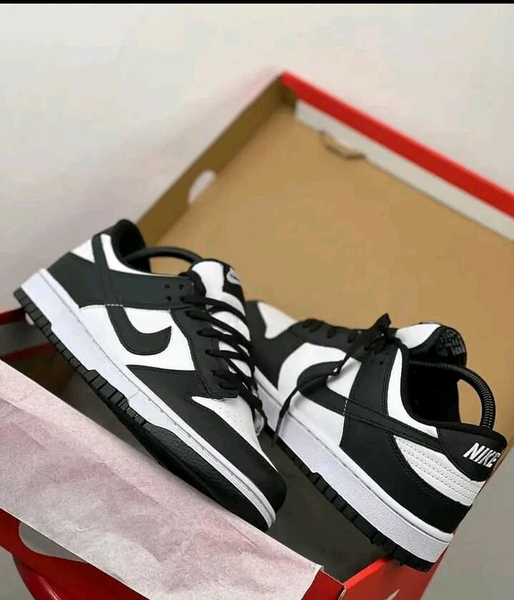 Baskets Nike blanches et noires