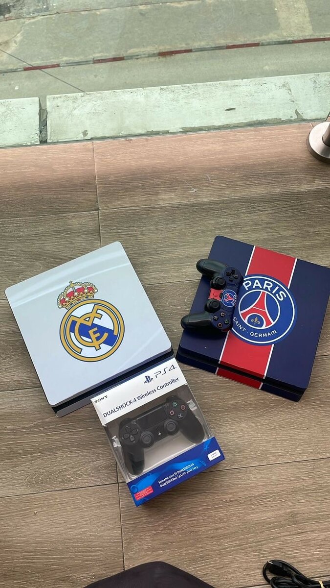 Ps4 Slim avec 10 Jeux intégrés