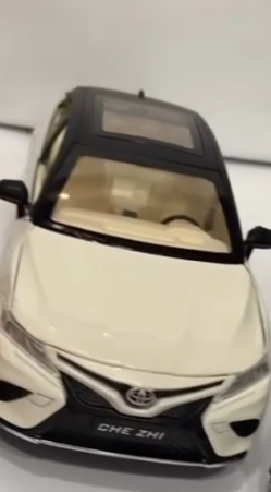 Машинка Toyota Camry белая