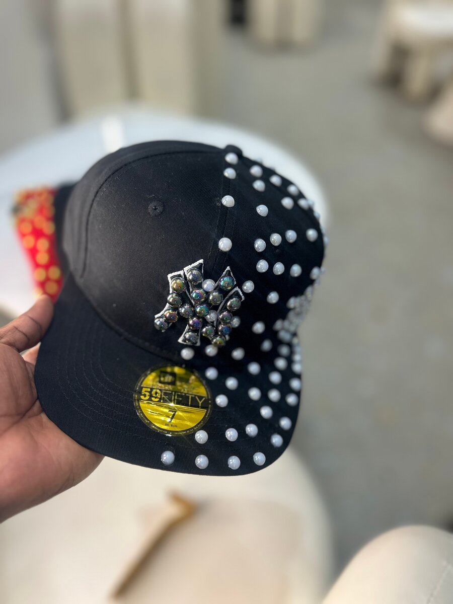 Casquette noire ornée élégante