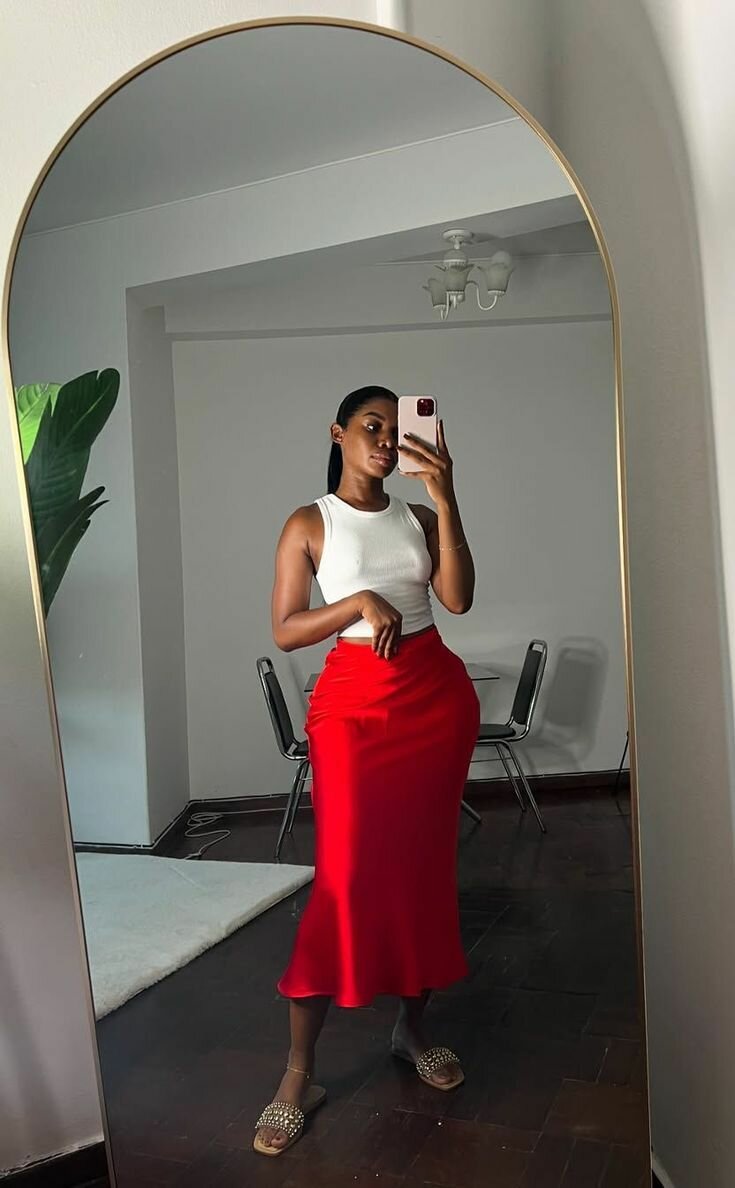 Jupe midi en satin élégante