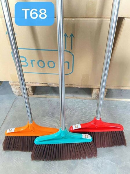 Balais à manche coloré robuste