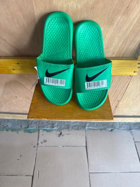 Tongs Nike colorées unisexes