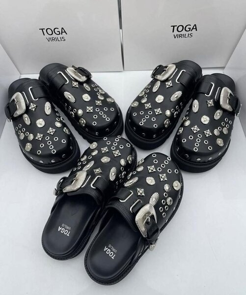 Babouche toga virilis