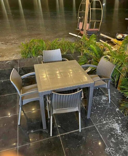 Ensemble mobilier jardin tressé