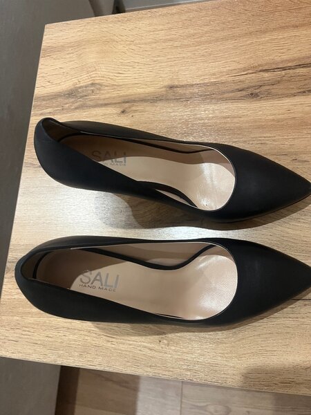 Черные туфли на высоком каблуке