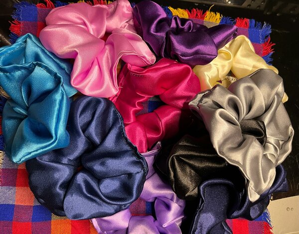 Lot de chouchous en satin colorés