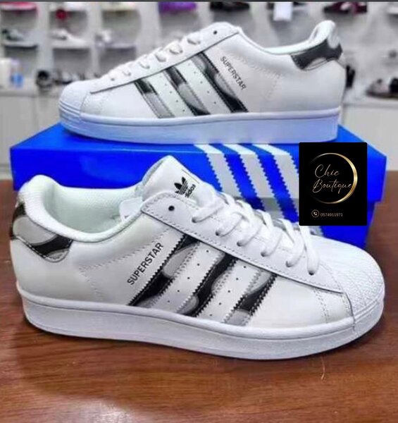 Basket Adidas superstar avec carton