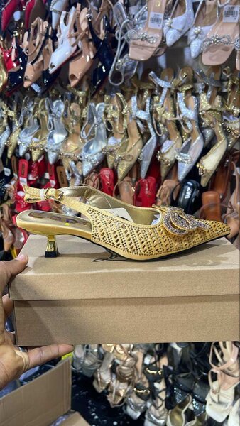 Sandales à talons dorées élégantes