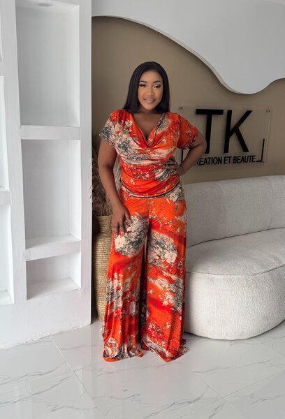 Combinaison femme élégante fleurie