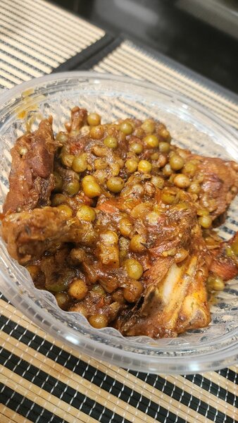 Poulet mijoté aux pois verts