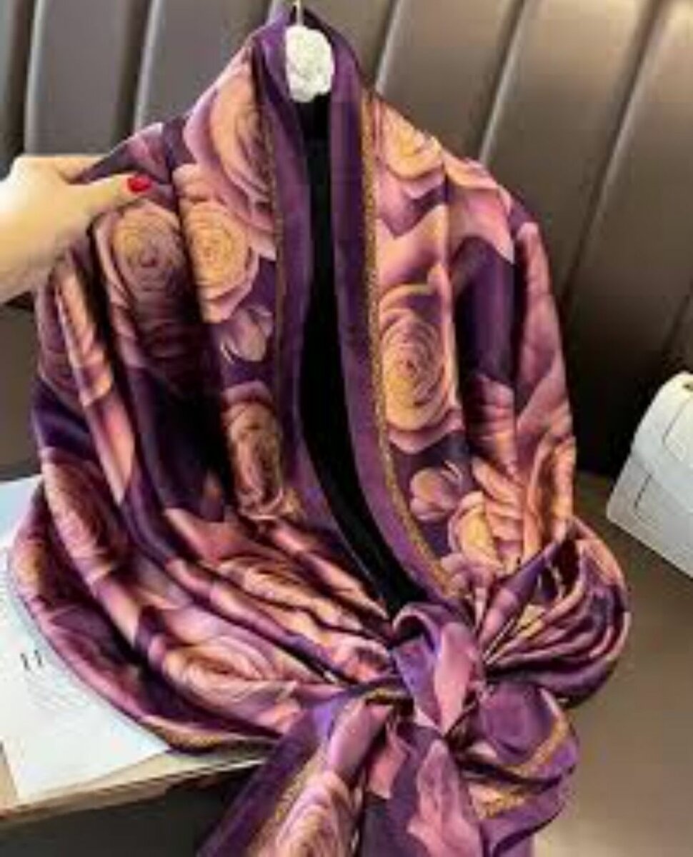 Écharpe en satin motif roses