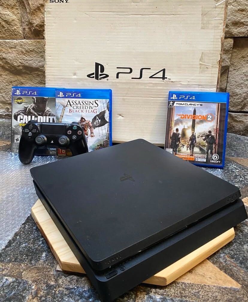 Playstation 4 with 3 controllers