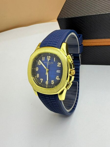 Montre élégante dorée