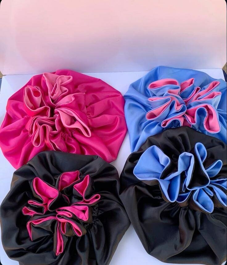 Bonnet de nuit en satin coloré