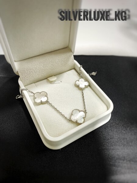 Серебреный браслет ванклив белыми в ставками