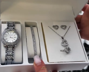 Комплект с наручными часами для женщин