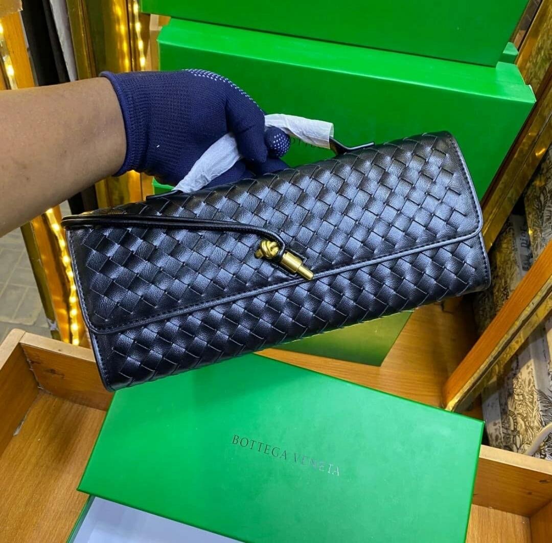 Pochette en cuir tressé élégante