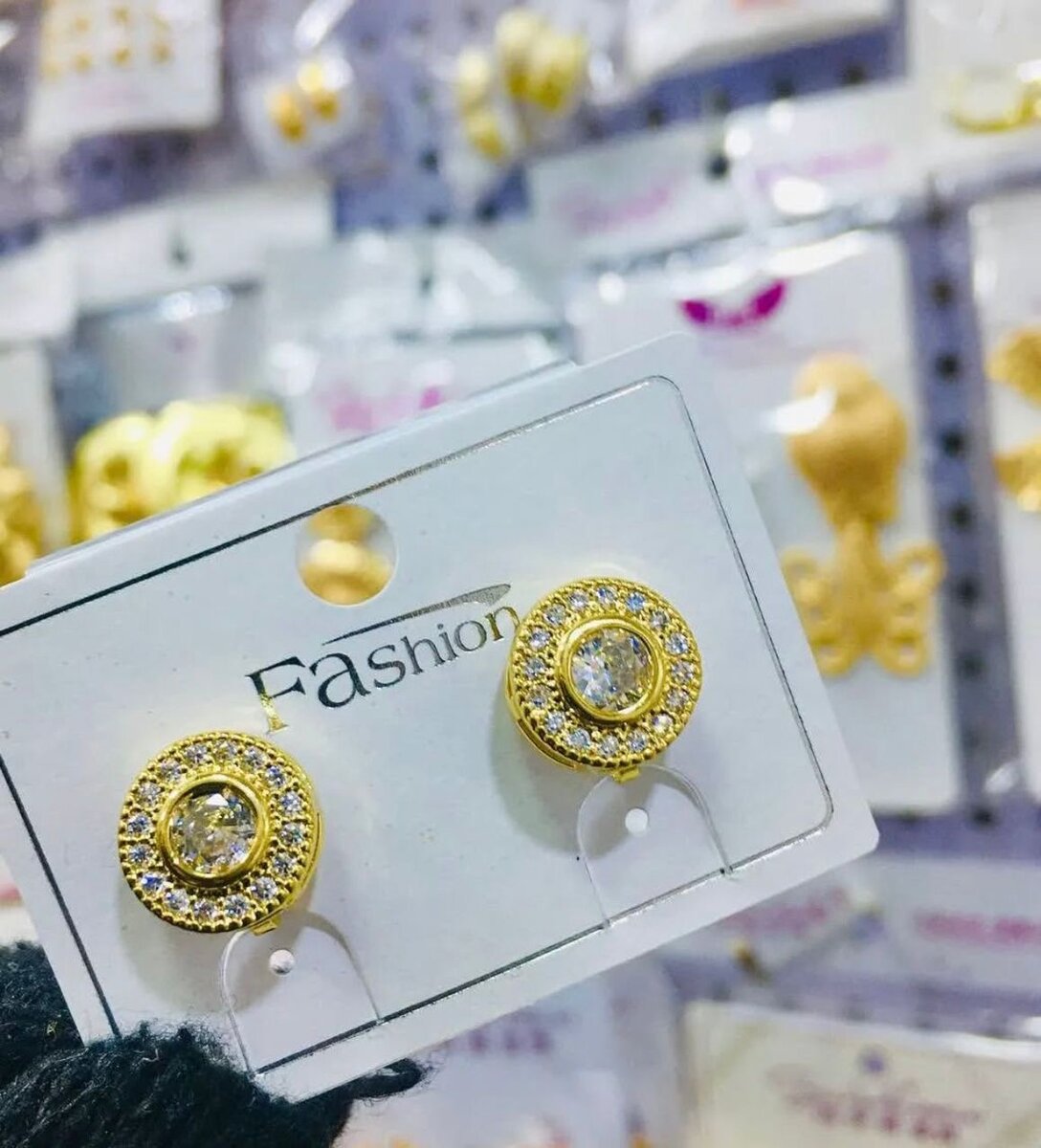 Boucles d'oreilles dorées étincelantes