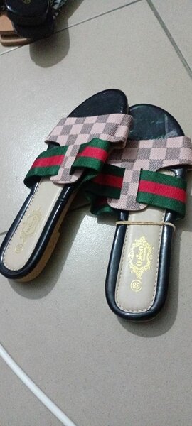 Sandales élégantes à carreaux