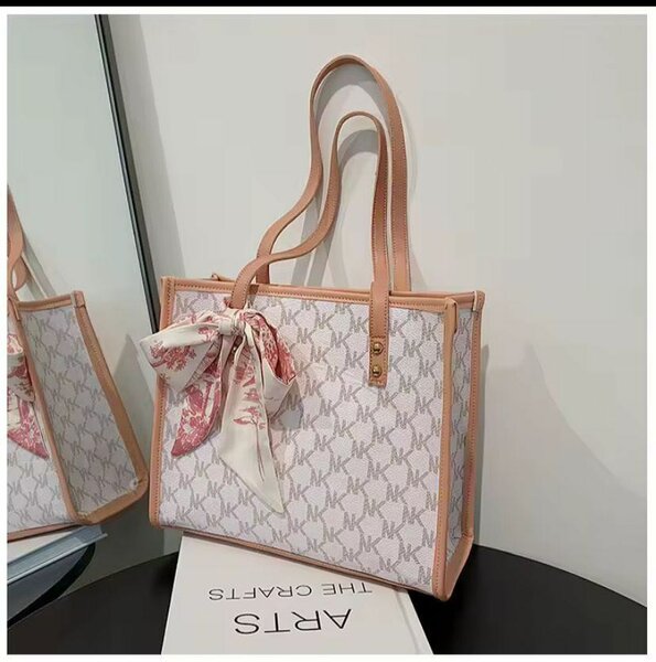 Sac à main élégant motif H