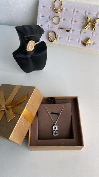 Collier élégant, et Bague