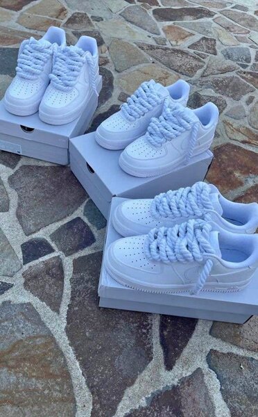 Baskets blanches avec lacets épais