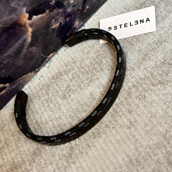 Bracelet en acier noir élégant