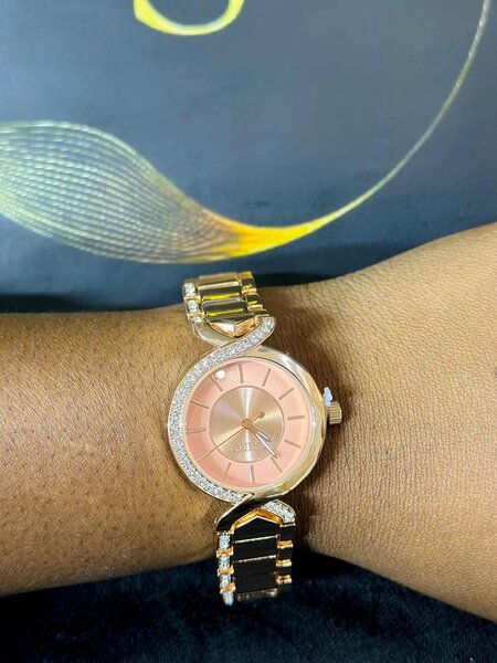 Women's wristwatch with metal bracelet