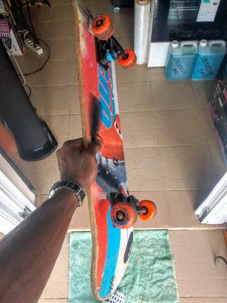 Skateboard robuste avec roues orange