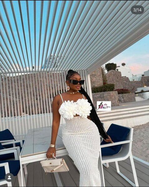 Robe élégante blanche florale