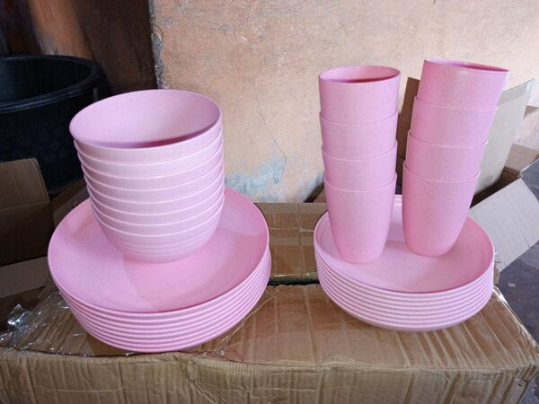 Plastic dinnerware set
