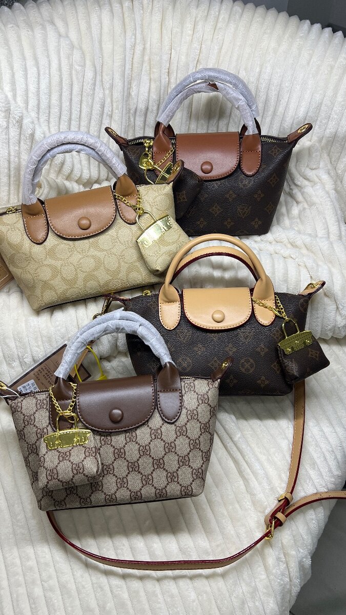 Сумки выполнены в стиле Longchamp Le Pliage,