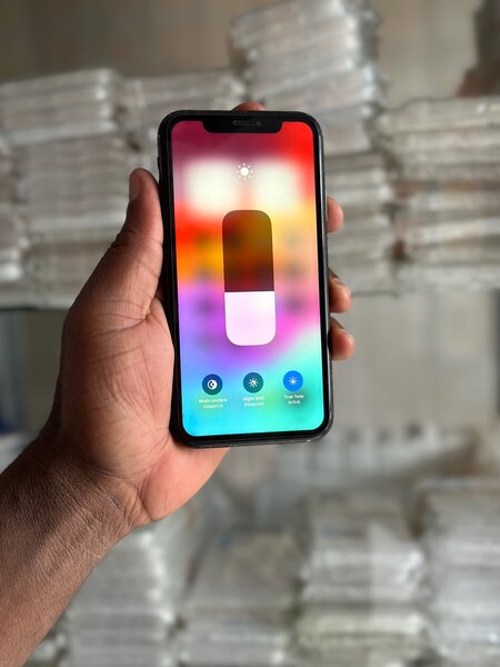 IPhone XR 128Go tout es dorigine