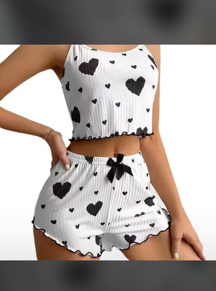 Tenue de nuit à bretelles cœur