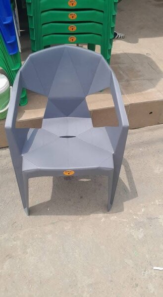 Chaise en plastique empilable