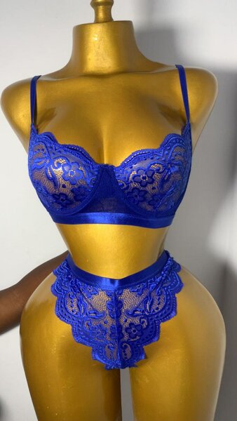 Ensemble lingerie bleu en dentelle