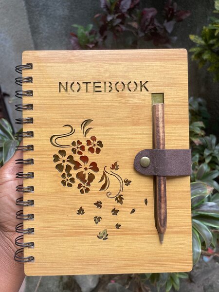 Carnet en bois avec stylo