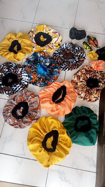 Bonnets colorés en satin