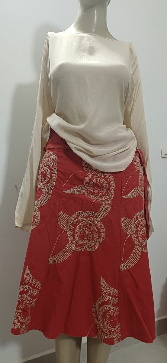 Jupe mi-longue à motifs floraux