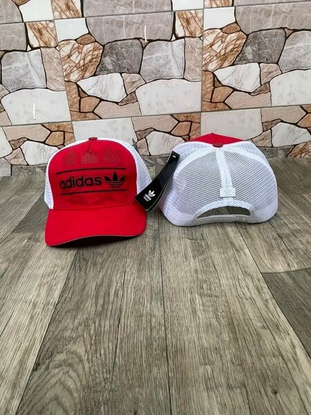 Casquette rouge style urbain