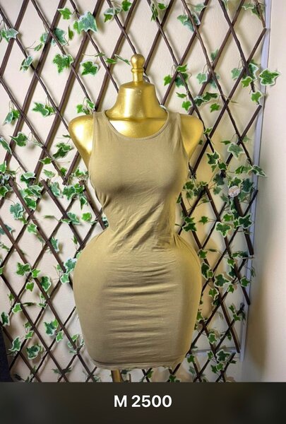 Robe moulante à motif artistique