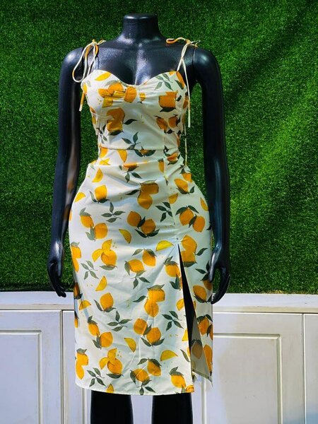 Robe moulante imprimée citron